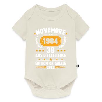 Cadeau D'anniversaire Rétro 38 Ans Novembre 1984 - Body à manches courtes Premium Bébé - blanc cassé - Devant