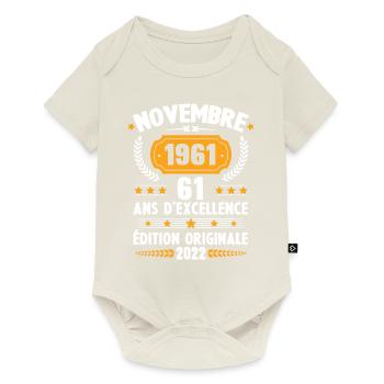Cadeau D'anniversaire Rétro 61 Ans Novembre 1961 - Body à manches courtes Premium Bébé - blanc cassé - Devant