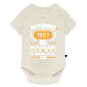 Cadeau D'anniversaire Rétro 65 Ans Novembre 1957 - Body à manches courtes Premium Bébé - blanc cassé - Devant