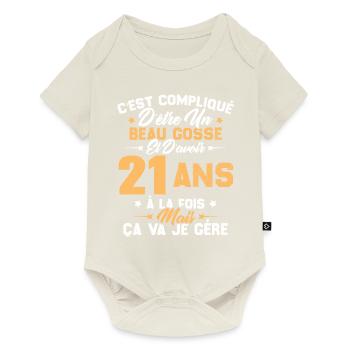 Cadeau d'anniversaire Beau gosse et d'avoir 21 ans - Body à manches courtes Premium Bébé - blanc cassé - Devant