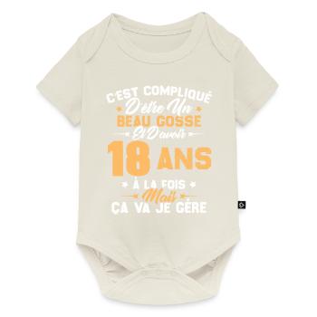 Cadeau d'anniversaire Beau gosse et d'avoir 18 ans - Body à manches courtes Premium Bébé - blanc cassé - Devant