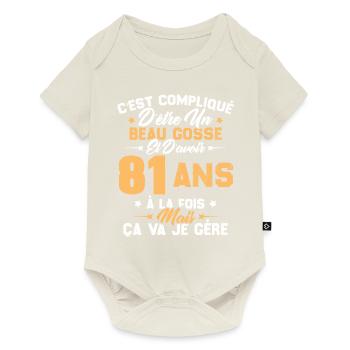 Cadeau d'anniversaire Beau gosse et d'avoir 81 ans - Body à manches courtes Premium Bébé - blanc cassé - Devant