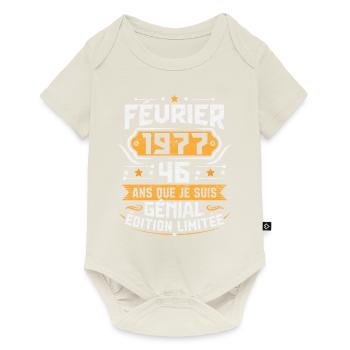 Rétro Cadeau D'anniversaire 46 Ans Février 1977 - Body à manches courtes Premium Bébé - blanc cassé - Devant