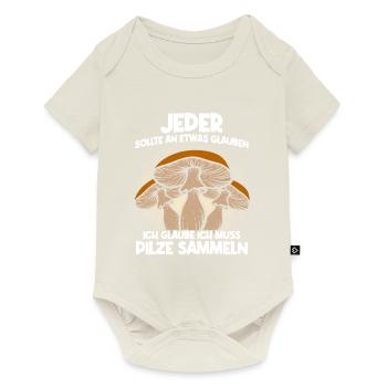 Jeder sollte an etwas glauben Pilzsammler - Baby Premium Kurzarmbody - Naturweiß - Vorne