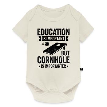 L’éducation Cornhole est importante - Body à manches courtes Premium Bébé - blanc cassé - Devant