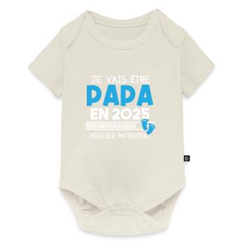 Je vais être papa en 2025 veuillez patienter... - Body à manches courtes Premium Bébé - blanc cassé - Devant