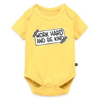 Travailler dur et être gentil Diligence inspirante Logo de la gentillesse - Body à manches courtes Premium Bébé - jaune pastel - Devant
