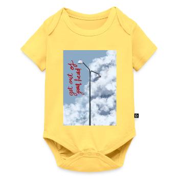 Wolken und Straßenlaterne am Himmel - Baby Premium Kurzarmbody - Pastellgelb - Vorne
