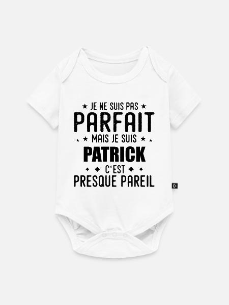 Patrick: authentisch, unvollkommen, oben, perfekt - Baby Premium Kurzarmbody - Weiß