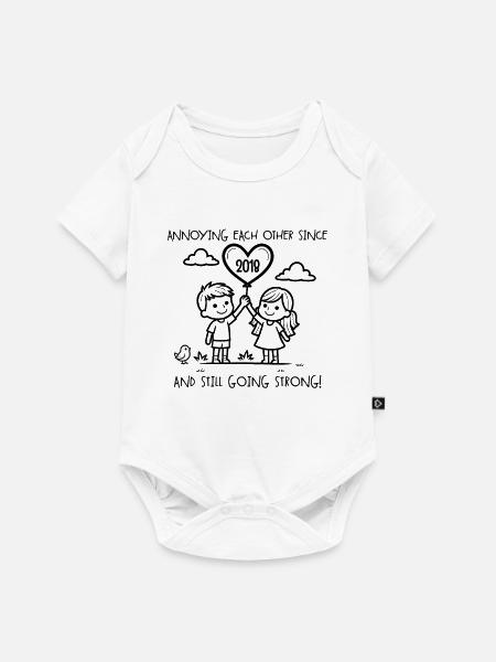 Gegenseitiges Ärgern seit 2018 Jubiläum - Baby Premium Kurzarmbody - Weiß