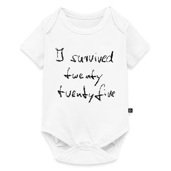 I survived 2025 - Kreide schwarz - Baby Premium Kurzarmbody - Weiß - Vorne