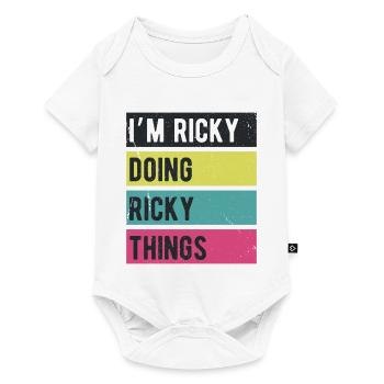 Je suis Ricky qui fait des choses de Ricky Couleurs rétro - Body à manches courtes Premium Bébé - blanc - Devant