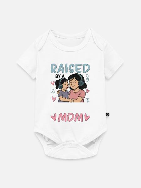 Raised By A K-Pop Mom - Baby Premium Kurzarmbody - Weiß