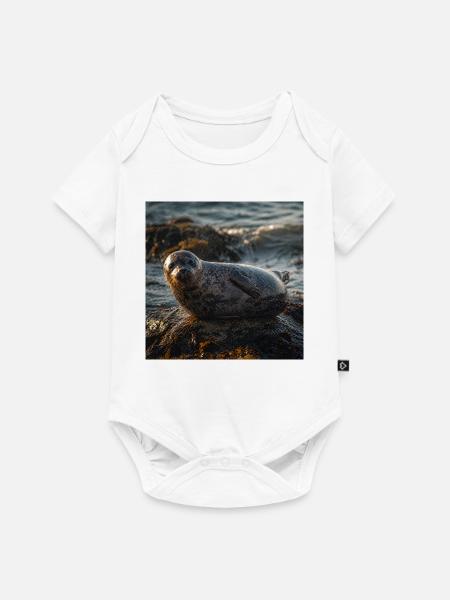 Robbe auf der Klippe am Meer - Baby Premium Kurzarmbody - Weiß