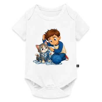 Junge befreit Katze sanft aus blauem Wollknäuel - Baby Premium Kurzarmbody - Weiß - Vorne