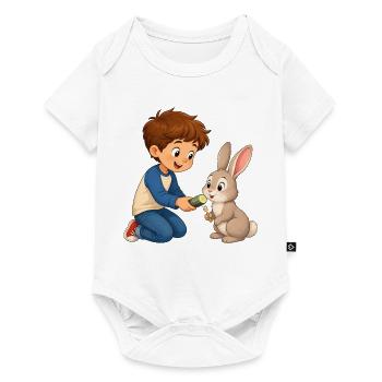 Kaninchen bekommt Gurke vom fröhlichen Jungen - Baby Premium Kurzarmbody - Weiß - Vorne