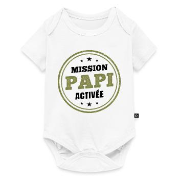 Opa Mission aktiviert | Humoristi Schwangerschaftsdurchsage - Baby Premium Kurzarmbody - Weiß - Vorne