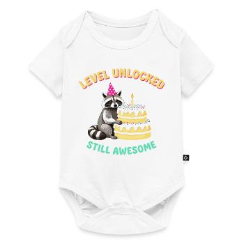 Level Freigeschaltet Waschbär am Kuchen - Baby Premium Kurzarmbody - Weiß - Vorne
