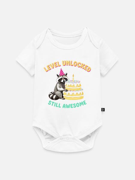 Level Freigeschaltet Waschbär am Kuchen - Baby Premium Kurzarmbody - Weiß