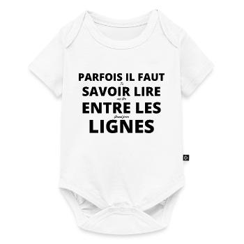 Parfois il faut savoir lire entre les lignes - Body à manches courtes Premium Bébé - blanc - Devant