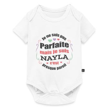 NAYLA PARFAITE - PRENOM NAYLA - Body à manches courtes Premium Bébé - blanc - Devant