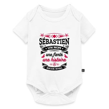 SÉBASTIEN UN NOM UNE FIERTÉ AUCUN RIVAL - Body à manches courtes Premium Bébé - blanc - Devant
