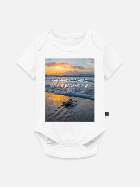 She needed a hero - Baby Premium Kurzarmbody - Weiß