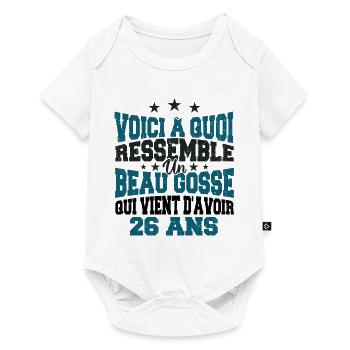 Voici à Quoi Ressemble Un BeauGosse 26 ans, Cadeau - Body à manches courtes Premium Bébé - blanc - Devant