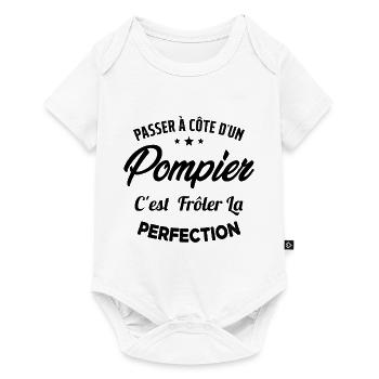 Passer à Côté d'un Pompier Humour Cadeau Pompier - Body à manches courtes Premium Bébé - blanc - Devant