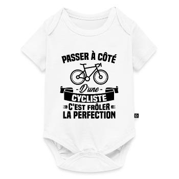 Passer à coté d un cycliste, frôler la perfection - Body à manches courtes Premium Bébé - blanc - Devant