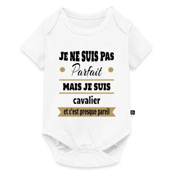 Cadeau pas parfait mais cavalier cheval - Body à manches courtes Premium Bébé - blanc - Devant