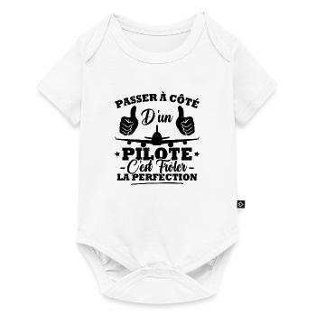 Passer à côté d'un pilote c'est frôler perfection - Body à manches courtes Premium Bébé - blanc - Devant