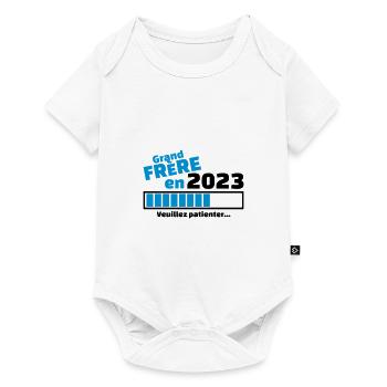 grand frere en 2023 veuillez patienter - Body à manches courtes Premium Bébé - blanc - Devant
