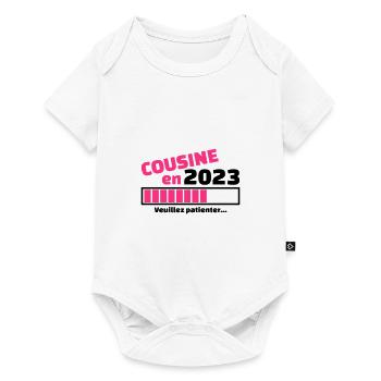 cousine en 2023 veuillez patienter - Body à manches courtes Premium Bébé - blanc - Devant