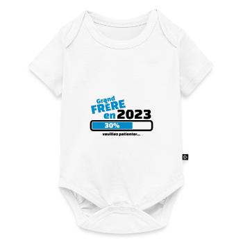 grand frere en 2023 veuillez patienter - Body à manches courtes Premium Bébé - blanc - Devant