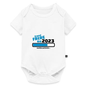 grand frere en 2023 veuillez patienter - Body à manches courtes Premium Bébé - blanc - Devant