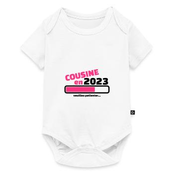 cousine en 2023 veuillez patienter - Body à manches courtes Premium Bébé - blanc - Devant