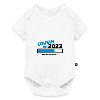 cousin en 2023 veuillez patienter - Body à manches courtes Premium Bébé - blanc - Devant