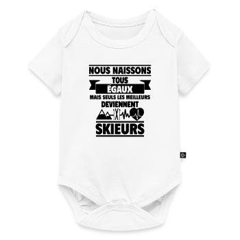 Nous naisson tous égaux skieurs,Ski,Montagne - Body à manches courtes Premium Bébé - blanc - Devant