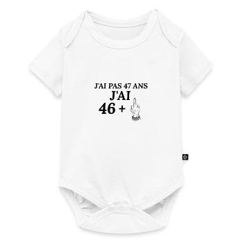 Anniversaire 47 ans J'ai pas 47 ans j'ai 46+ - Body à manches courtes Premium Bébé - blanc - Devant