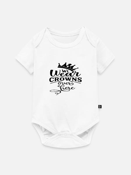 We wear Crowns over here - Baby Premium Kurzarmbody - Weiß