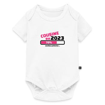 annonce cousine en 2023 veuillez patienter - Body à manches courtes Premium Bébé - blanc - Devant