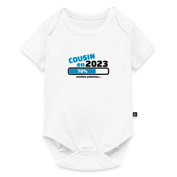 annonce cousin en 2023 veuillez patienter - Body à manches courtes Premium Bébé - blanc - Devant