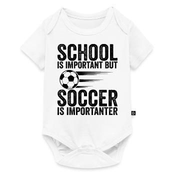 Schule ist wichtig, aber Fußball ist noch wichtiger - Baby Premium Kurzarmbody - Weiß - Vorne