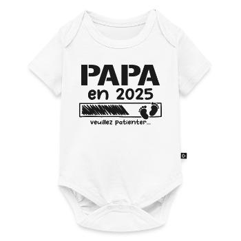 Papa en 2025 cadeaux futur père - Body à manches courtes Premium Bébé - blanc - Devant