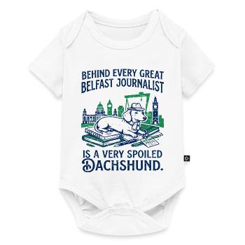 Belfast Journalist And Spoiled Dachshund Dog - Baby Premium Kurzarmbody - Weiß - Vorne