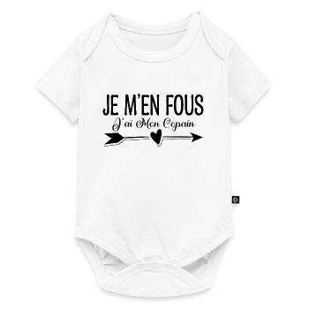 Je m'en fous j'ai mon copain. Cadeau copain copine - Body à manches courtes Premium Bébé - blanc - Devant