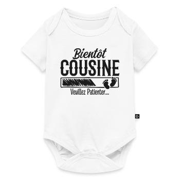 bientôt cousine veuillez patienter - Body à manches courtes Premium Bébé - blanc - Devant