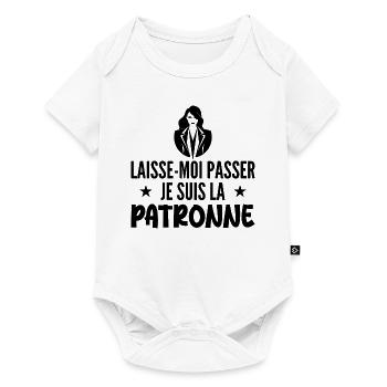 Laisse-moi Passer Je Suis La Patronne - Body à manches courtes Premium Bébé - blanc - Devant
