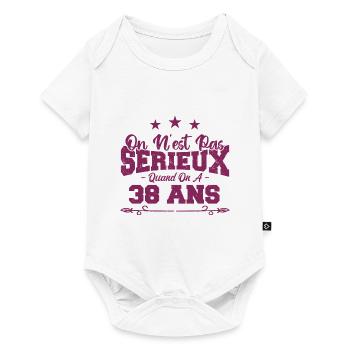 on n'est pas sérieux quand on a 38 ans - Body à manches courtes Premium Bébé - blanc - Devant